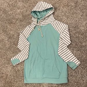 Ampersand sweatshirt. Like new condition. Light weight. Fitted.